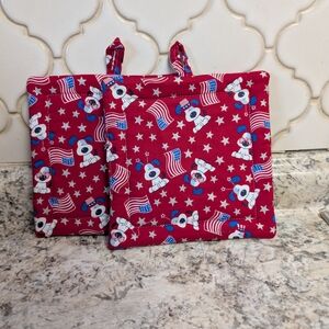 Patriotic Red Pot Holders with Cartoon Design
